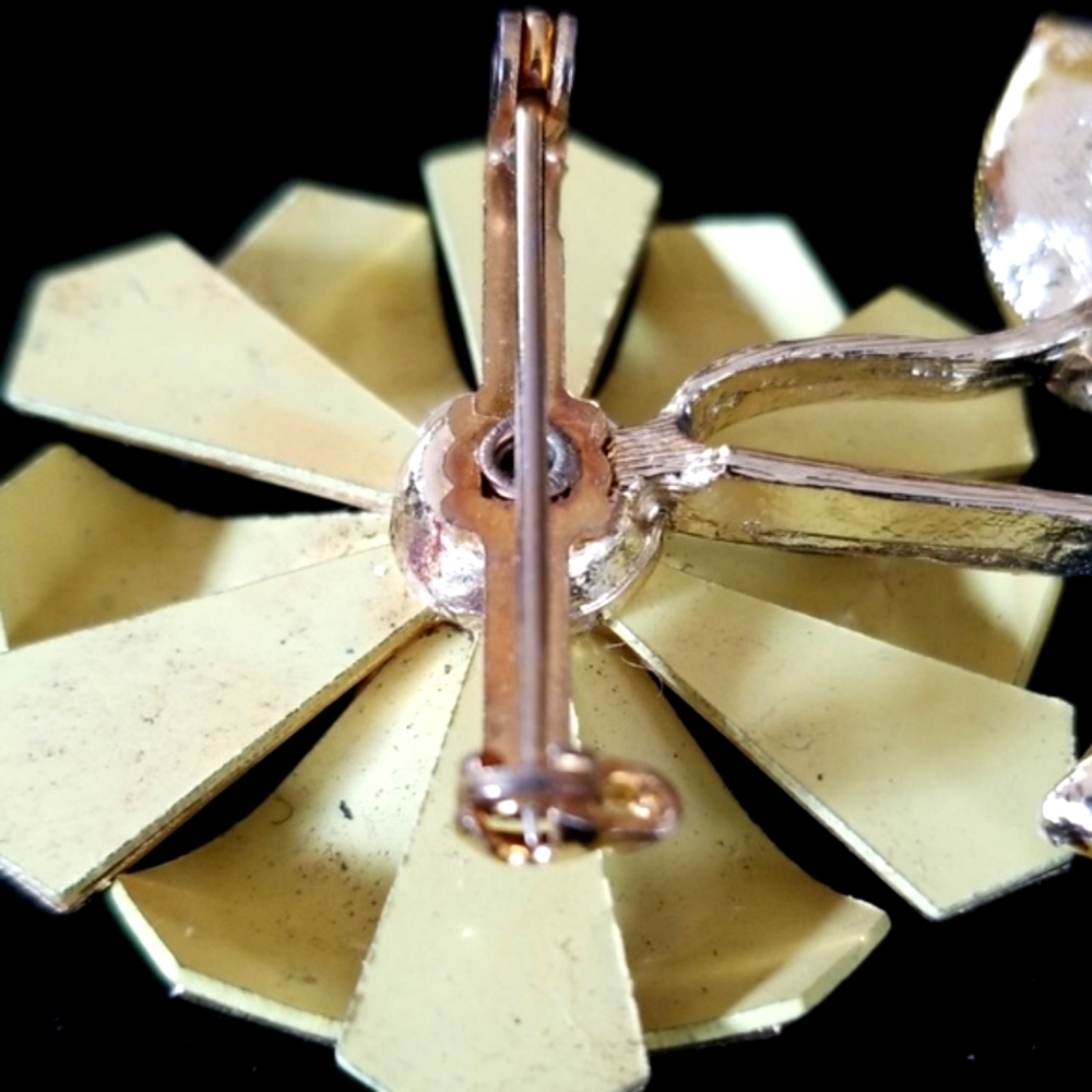 Vintage Mid Century Enamel Flower Brooch Pin - Picture 8 of 11